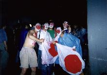 試合が終わった後のスナップだ。 注意深い人ならもう気付かれたと 思われるが、中央奥の岩田の顔が 変わっている。以前の顔では 誰も直視出来なくなってしまい、 泣く泣く日の丸に戻したが、時すでに遅し 今度は１３日の金曜日のジェイソン のようになってしまった。 帽子を被ってる所が泣ける．．．