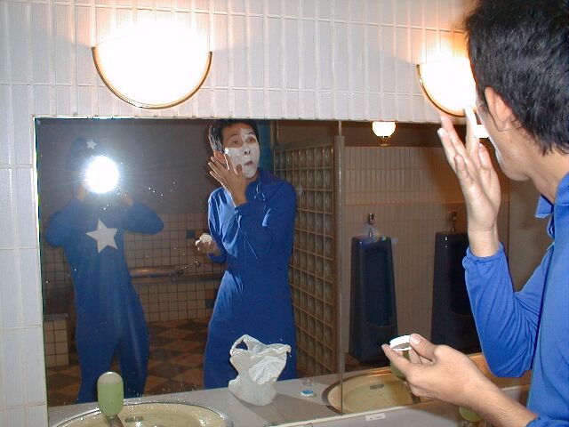 普段はスタジアム入りしてからスタンドでペインティングを行うのだが、今回は違う。 今回は衣装もあるので、スタジアム近くのフットサルコートの更衣室で入念にペインティング&着替えを行った。普段はペインティングするといった感じだが、今日はペインティングサポーターに変身するといった感じだ。 で、その格好のままスタジアムに乗り込んでいった！