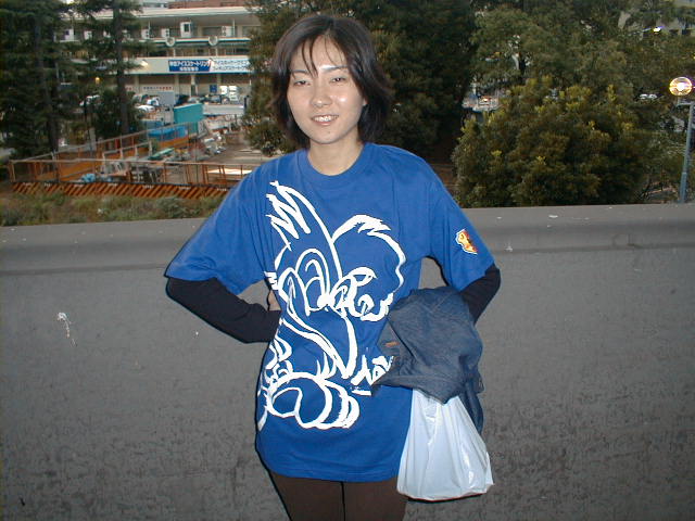 ペイサポ補助としてきてくれたネーちゃん１号 うっかり代表ユニを忘れてしまい、ヤタガラスのＴシャツを購入。 今度からヤタガラスを全面に押し出すみたいだ 。第２のキティーちゃんになる日は近い！？